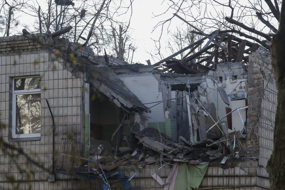 Кадър от нанесените разрушения след масираната руска атака с дронове над Киев, сн. ЕПА/БГНЕС