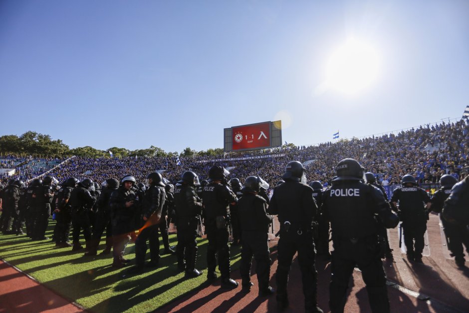 Полицията на пистата на стадион "Васил Левски" по време на последния мач межуд ЦСКА и Левски, Сн. БГНЕС