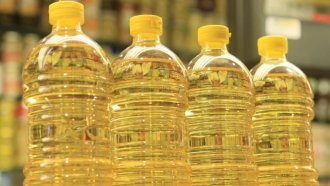 Гърци купуват тонове олио от България и го връщат с оцветители като зехтин