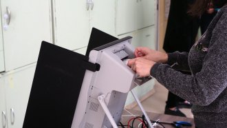 Балотажът: Ниска избирателна активност и проблеми с машините
