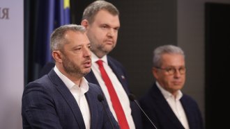 Пореден удар: Пеевски и Добрев срещу премиера заради дерогацията и "Нефтохим“