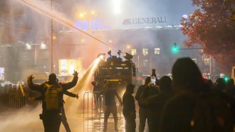 Дисциплинарни производства срещу още 7 полицаи за насилие на протеста на футболните фенове