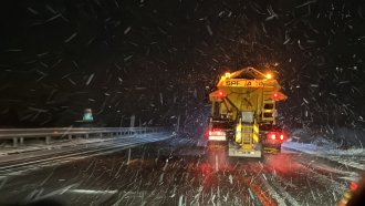 Сняг, виелици, опасно време: Бедствено положение в Североизтока, тел.112 прегря (галерия, видео)