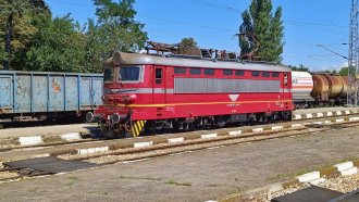 Двама железничари загинаха след удар от локомотив