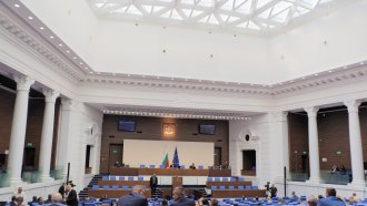 ГЕРБ и ДПС саботираха заседанието на парламента (обновена)