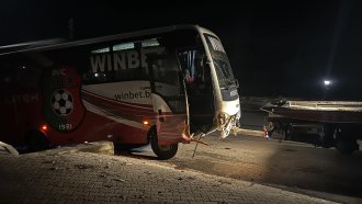 Автобус с 16 деца от школата на "Литекс" е катастрофирал край Дряново