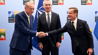 Турският президент Ердоган (вляво) се ръкува с шведския премиер Улф Кристершон (вдясно) в присъствието на генералния секретар на НАТО Йенс Столтенберг на срещата на върха на НАТО във Вилнюс - 10.07.2023 г. Сн. ЕПА/БГНЕС