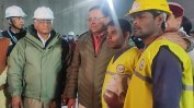 Индийски спасители извадиха 41 работници, блокирани в тунел в Хималаите