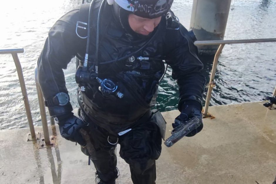 Бургаски водолази от Сдружение с нестопанска цел "Приятели на морето" откриха два пистолета и един револвер на дъното морето. Сн. БГНЕС