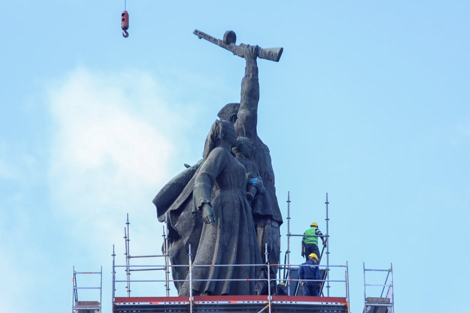 На 12 декември 2023 г. започна реалният демонтаж на Паметника на съветската армия в центъра на София. Снимка: БГНЕС