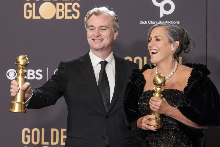 Британският режисьор Кристофър Нолан (вляво) и британската филмова продуцентка Ема Томас (вдясно) държат своите награди "Златен глобус" за най-добър режисьор и най-добър филм - драма за "Опенхаймер" по време на 81-вата годишна церемония по връчването на наградите "Златен глобус" в хотел “Бевърли Хилтън“ в Бевърли Хилс. Сн. ЕПА/БГНЕС.