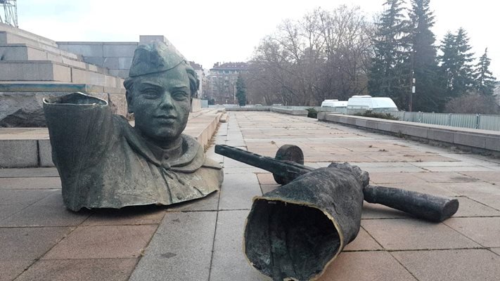 Главата и автоматът на съветския войник са отрязани Сн. Ивайло Мирчев/Фейсбук