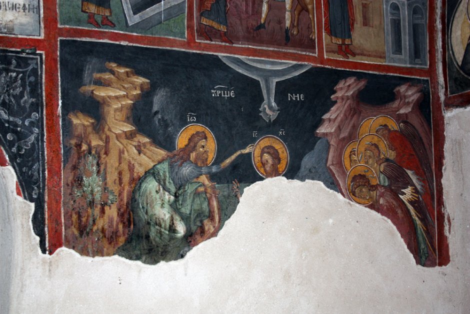 Кръщение Господне – Йоан Кръстител (вляво) кръщава Исус (в средата) – Кремиковски манастир. Уикипедия