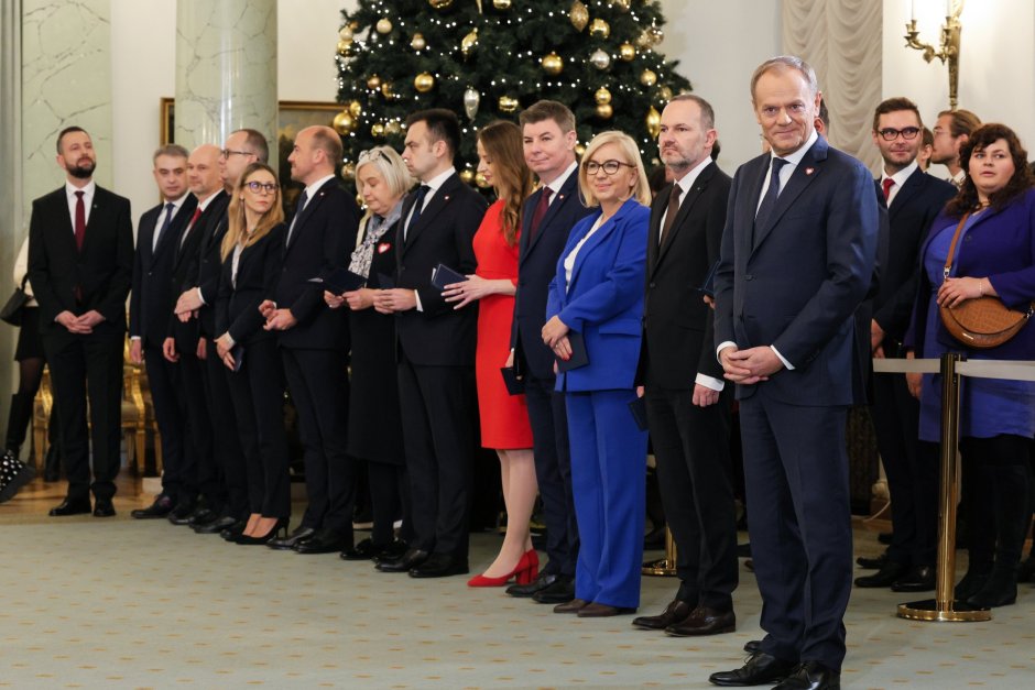 Доналд Туск (дясно) и неговите министри по време на церемонията по полагане на клетва, Сн. ЕПА/БГНЕС