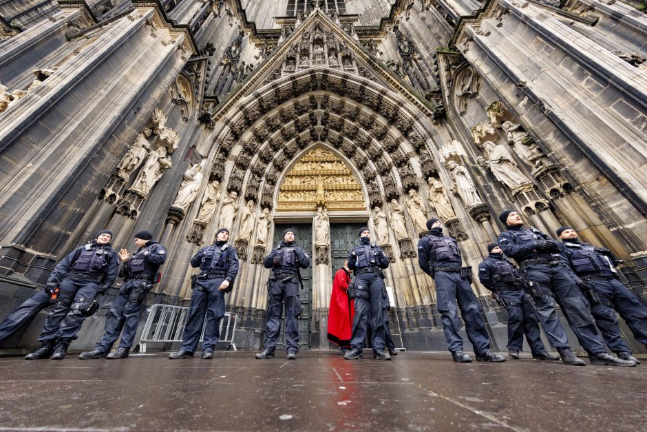 Засилена охрана край катедрали и коледни базари в редица градове в Европа (галерия)