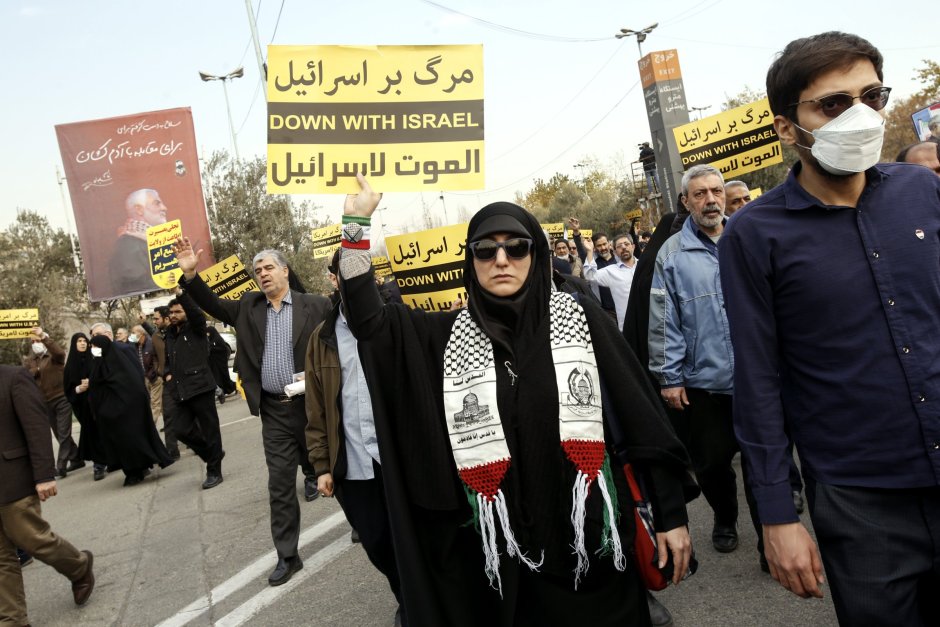 Ирански граждани в Техеран излязоха на протест, искайки справедливост за загиналите при експлозиите в Керман, Сн. ЕПА/БГНЕС