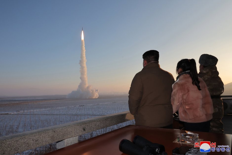 Севернокорейска централна новинарска агенция (КЦНА) показа комнистическия диктатор Ким Чен-ун и дъщеря му Ким Чу-е при изстрелването на междуконтинентална балистична ракета на 18 декември 2023 г. По информация на КЦНА ракета е прелетяла 1002 километра за 4415 секунди на максимална надморска височина от 6518,2 километра, преди да падне в Източно море.