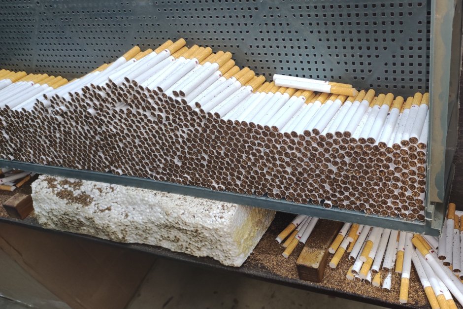 Полицията разби голяма фабрика за контрабандни цигари (видео)