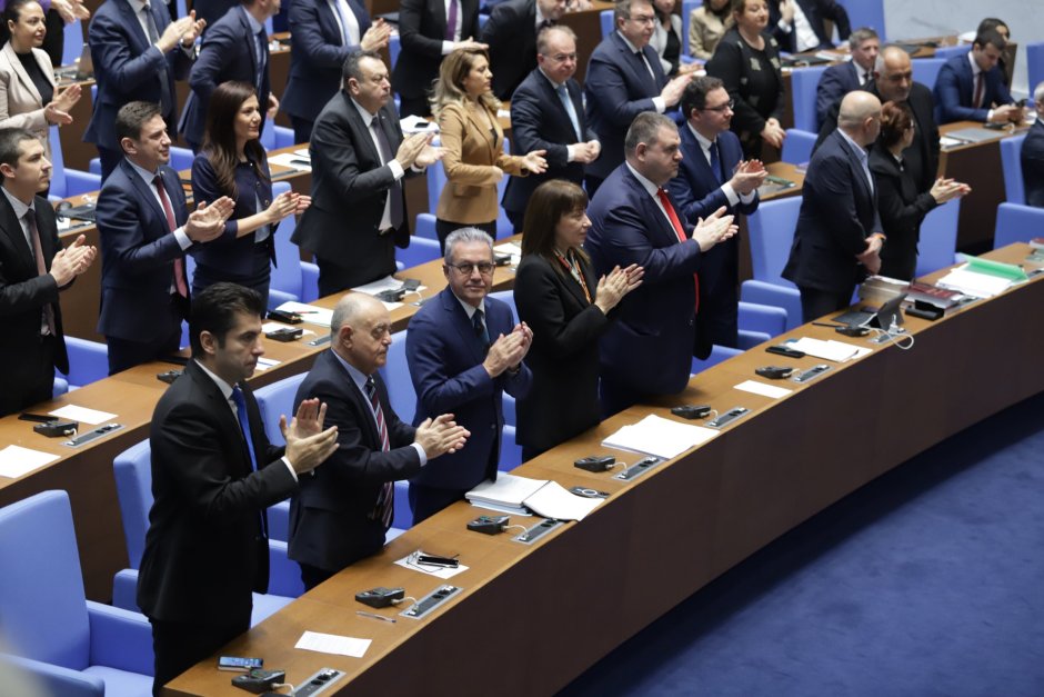 Депутатите от управляващото мнозинство отбелязаха приемането на промените в Конституцията със ставане на крака и аплодисменти, снимка БГНЕС