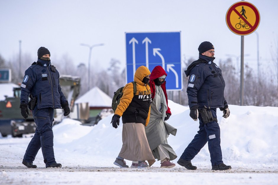 Търсещи убежище мигранти, придружавани от служители на финландската гранична полиция, пристигат на граничния пункт Вартиус в Северна Финландия, 21 ноември 2023 г. Снимка: ЕПА/БГНЕС