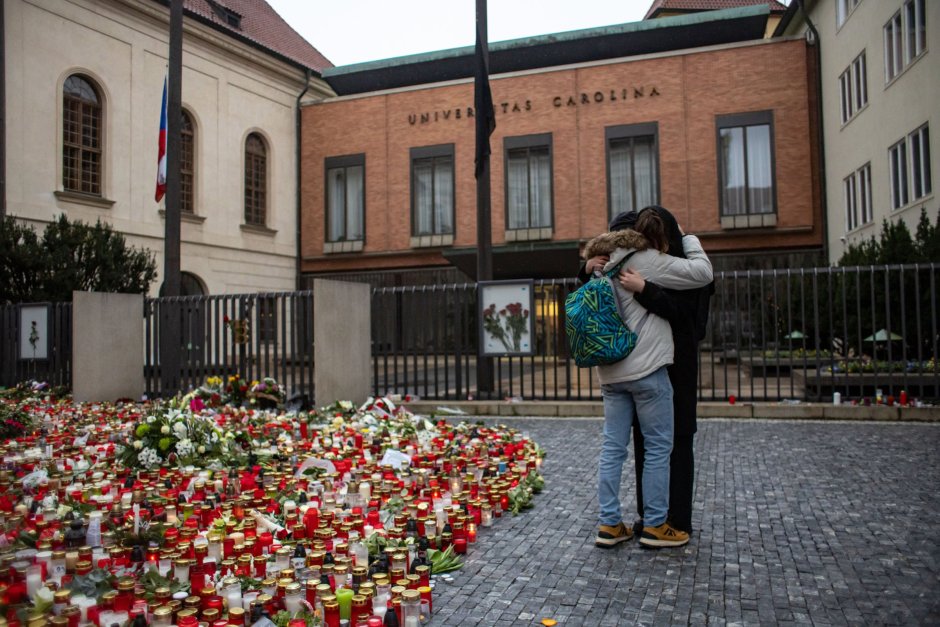 При масова стрелба в Карловия университет в Прага бяха убити 14 души, а други 25 бяха ранени. Сн. ЕПА/БГНЕС