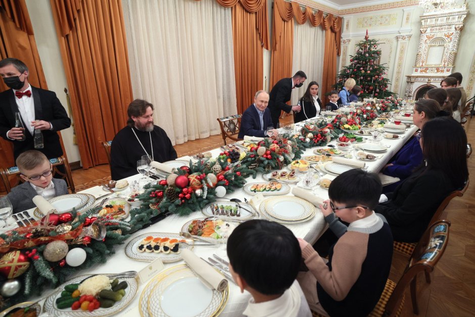 Руският президент Владимир Путин се среща резиденция Ново Огарьово край Москва с близки на военнослужещи, загинали по време на "специална военна операция" в Украйна. Снимка: ЕПА/БГНЕС