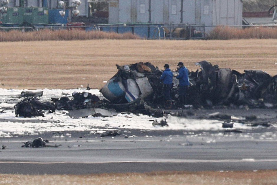 Разследващи продължават огледите на пламналия самолет на летище Ханеда, сн. БГНЕС