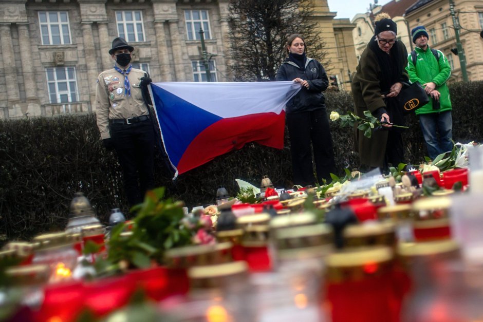 Хиляди се стекоха в Прага, за да оставят цветя и да запалят свещ в памет на жертвите. Чешката полиция предполага, че 24-годишният Давид Козак е убил баща с двумесечното му бебе преди седмица Сн. ЕПА/БГНЕС