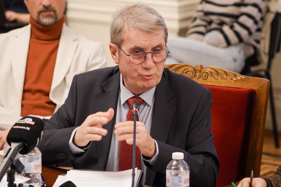 Министър Хинков в парламентарната здравна комисия, където влезе в полемика с "уволнения" от него директор на "Пирогов". Сн. БГНЕС