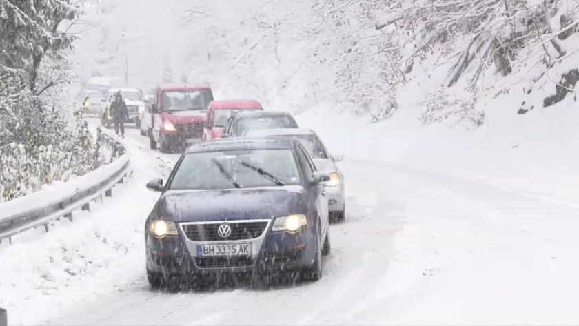 През зимата преминаването през прохода Петрохан често е затруднено. Сн. БНТ