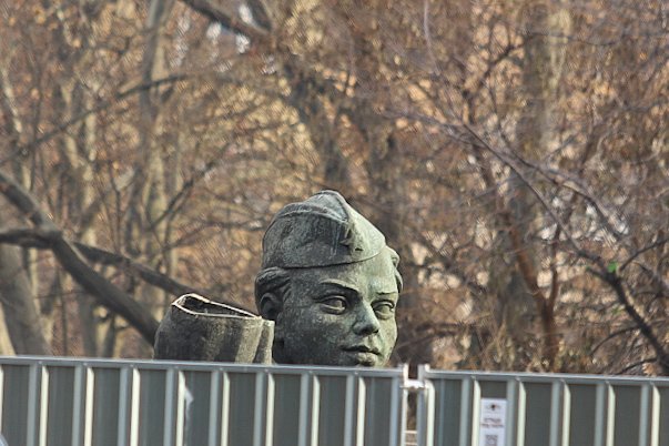 Демонтирана фигура от от монумента “Паметник на съветската армия”
