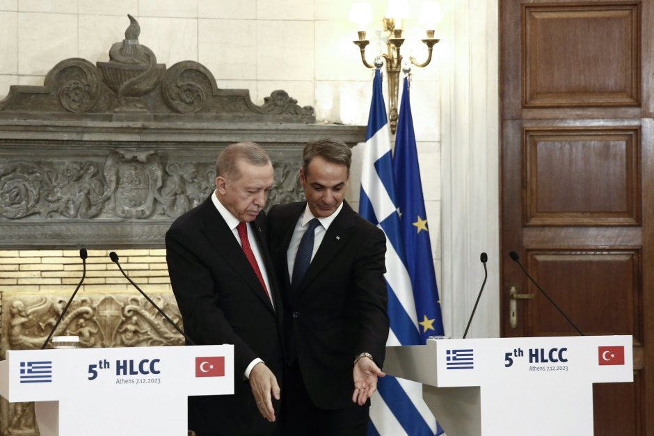 Турският президент Реджеп Тайип Ердоган (вляво) и гръцкият премиер Кириакос Мицотакис (вдясно) правят жест в края на съвместно изявление след срещата си, Сн. ЕПА/БГНЕС