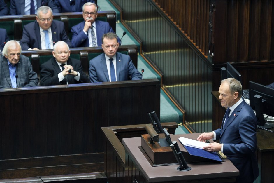 Доналд Туск говори пред парламента, в ляво на първия ред в средата - Ярослав Качински, Сн. ЕПА/БГНЕС