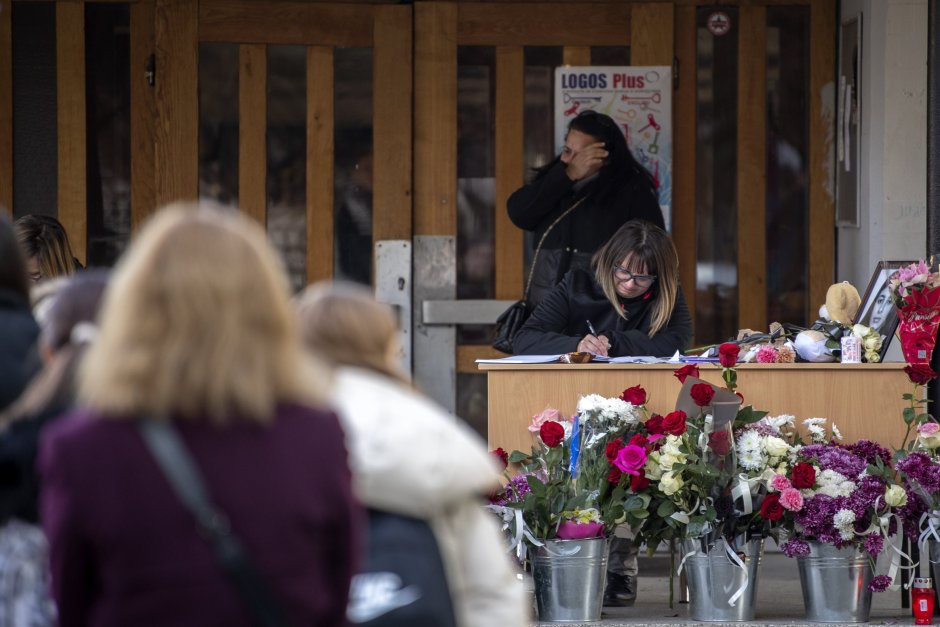 Македонски граждани полагат цветя в памет на убитото момиче, сн. ЕПА/БГНЕС