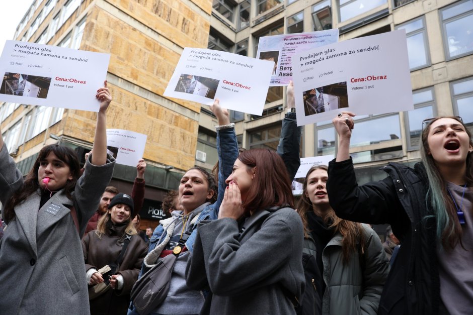 Студенти скандират лозунги пред Философския факултет в Белград по време на протест срещу изборните резултати в Сърбия, 27 декември 2023 г. Снимка: ЕПА/БГНЕС