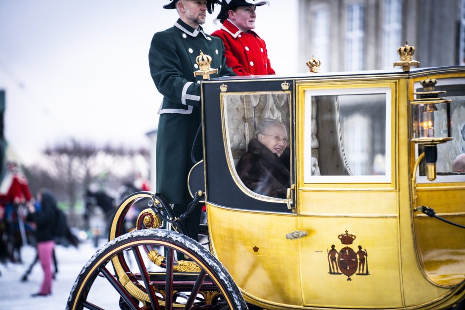Покритата с 24-каратово злато колесница с монарха в нея прави веднъж годишно обиколка на Копенхаген, с. ЕПА/БГНЕС