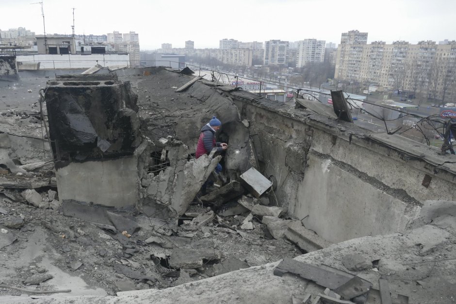 жилищна сграда след атака с дрон в Одеса, Югозападна Украйна, 01 януари 2024 г., по време на руската инвазия. ЕПА/БГНЕС