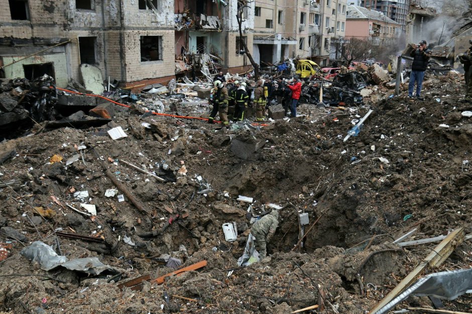 Последиците от руски ракетен удар срещу украинската столица Киев