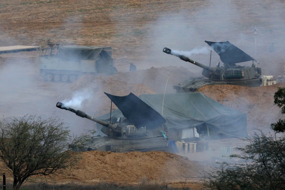 Израелската армия обстрелва град Хан Юнис в ивицата Газа. Сн. ЕПА/БГНЕС