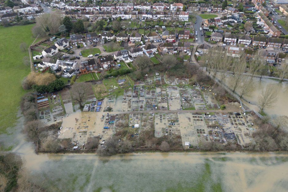 Снимка с дрон на наводнени участъци от река Родинг, която преля след проливни дъждове, причинени от бурята Хенк в Чигуел, Есекс, Великобритания, 05 януари 2024 г. ЕПА/БГНЕС