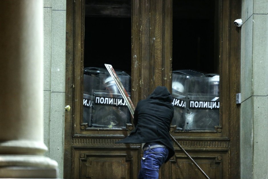 След сношните размирици полицията в Белград обачи, че вяма да толерира насилието и блокадите, сн. ЕПА/БГНЕС