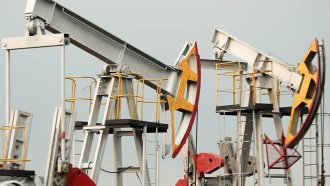 Петролът поскъпва заради напрежението в Червено море и паричната политика на САЩ