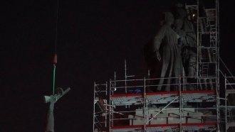 Автоматът на съветския войник бе отрязан, демонтажът на Паметника на Съветската армия продължава (видео, снимки)