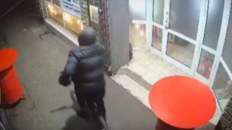 Мъж разби витрина, за да открадне кутия с дарения за болно момиче