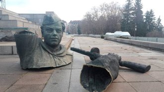 Трети ден на демонтажа на паметника: Падна главата на съветския войник (видео)