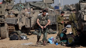 Израел изтегля хиляди войници от Газа, удари цели на "Хизбула" в Ливан