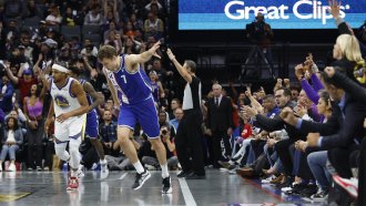 Александър Везенков продължава да пише история в НБА