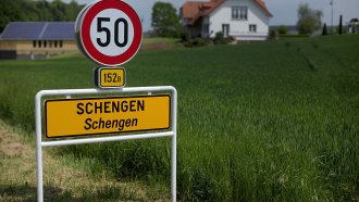 Австрия склонна да пусне България в Шенген, но само по въздух