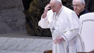 Папата каза, че се чувства "много по-добре" след битката с бронхита