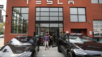 Tesla изтегля над 2 млн. автомобила заради дефектен автопилот